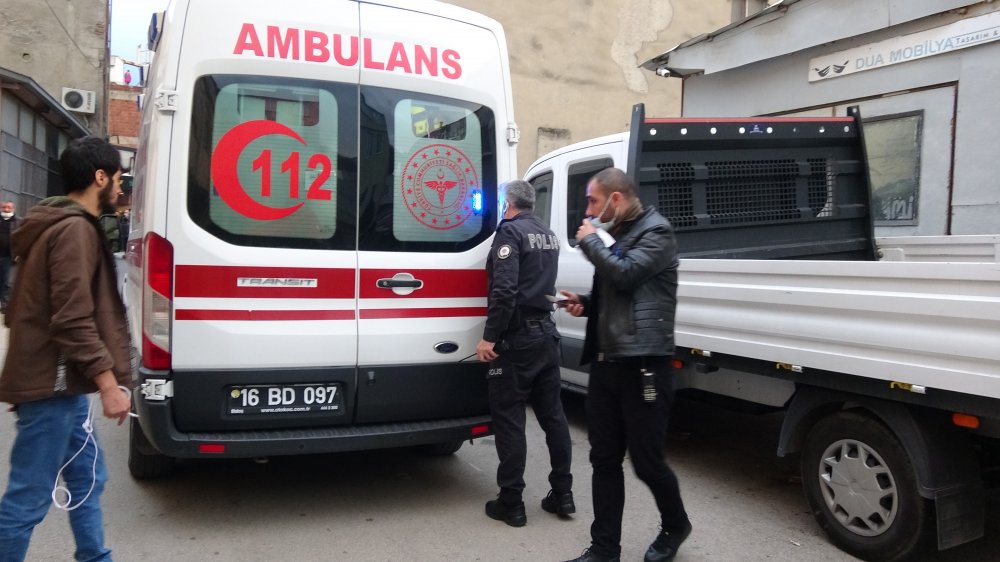 Kardeşiyle çorbacı önünde beklerken vuruldu; saldırganın kaçma anı kamerada