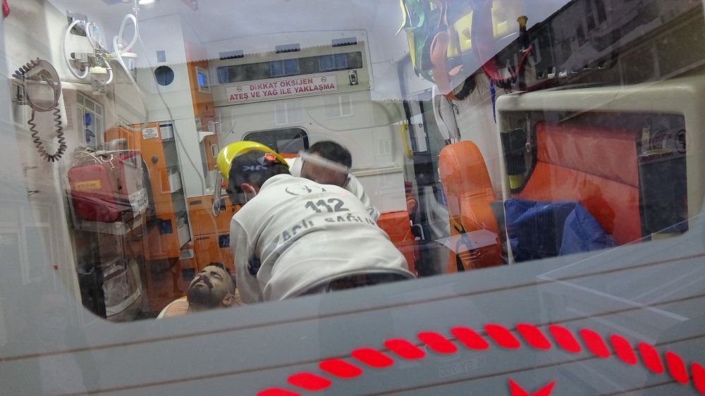 Kardeşiyle çorbacı önünde beklerken vuruldu; saldırganın kaçma anı kamerada