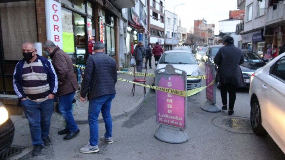 Kardeşiyle çorbacı önünde beklerken vuruldu; saldırganın kaçma anı kamerada