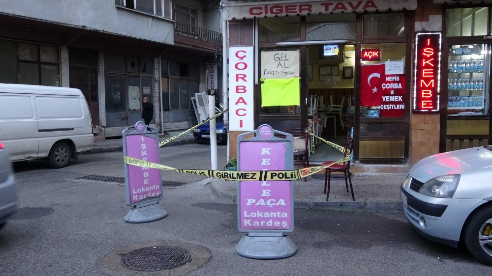 Kardeşiyle çorbacı önünde beklerken vuruldu; saldırganın kaçma anı kamerada