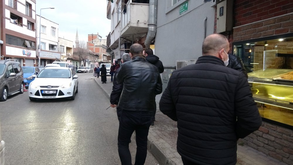 Kardeşiyle çorbacı önünde beklerken vuruldu; saldırganın kaçma anı kamerada