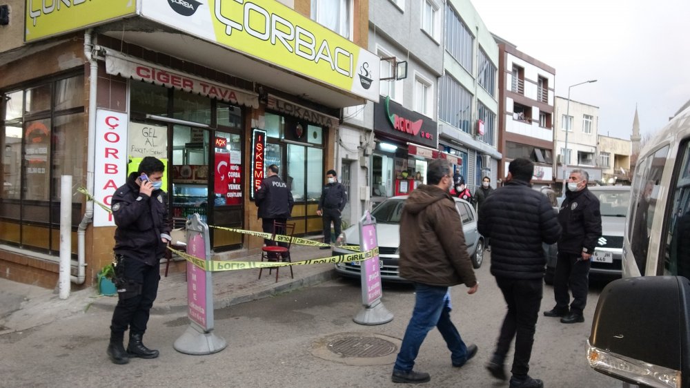 Kardeşiyle çorbacı önünde beklerken vuruldu; saldırganın kaçma anı kamerada