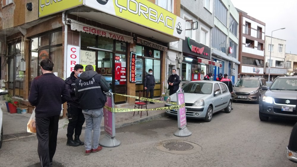 Kardeşiyle çorbacı önünde beklerken vuruldu; saldırganın kaçma anı kamerada