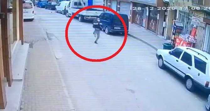 Kardeşiyle çorbacı önünde beklerken vuruldu; saldırganın kaçma anı kamerada
