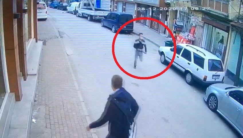Kardeşiyle çorbacı önünde beklerken vuruldu; saldırganın kaçma anı kamerada