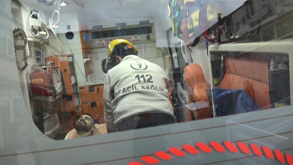 Kardeşiyle çorbacı önünde beklerken vuruldu; saldırganın kaçma anı kamerada