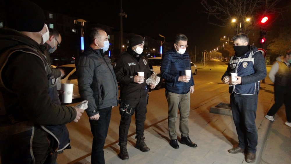 Kırıkkale Belediyesi, kısıtlamada görevli polislere çorba ikram etti
