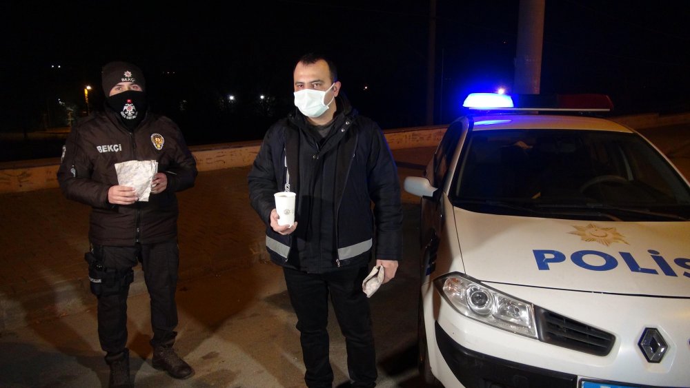 Kırıkkale Belediyesi, kısıtlamada görevli polislere çorba ikram etti
