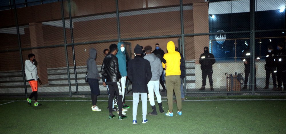Kısıtlama saatinde maç yapan 12  öğrenci polise yakalandı