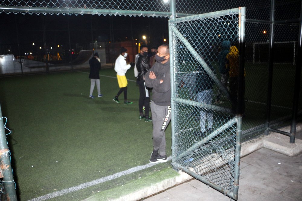 Kısıtlama saatinde maç yapan 12  öğrenci polise yakalandı
