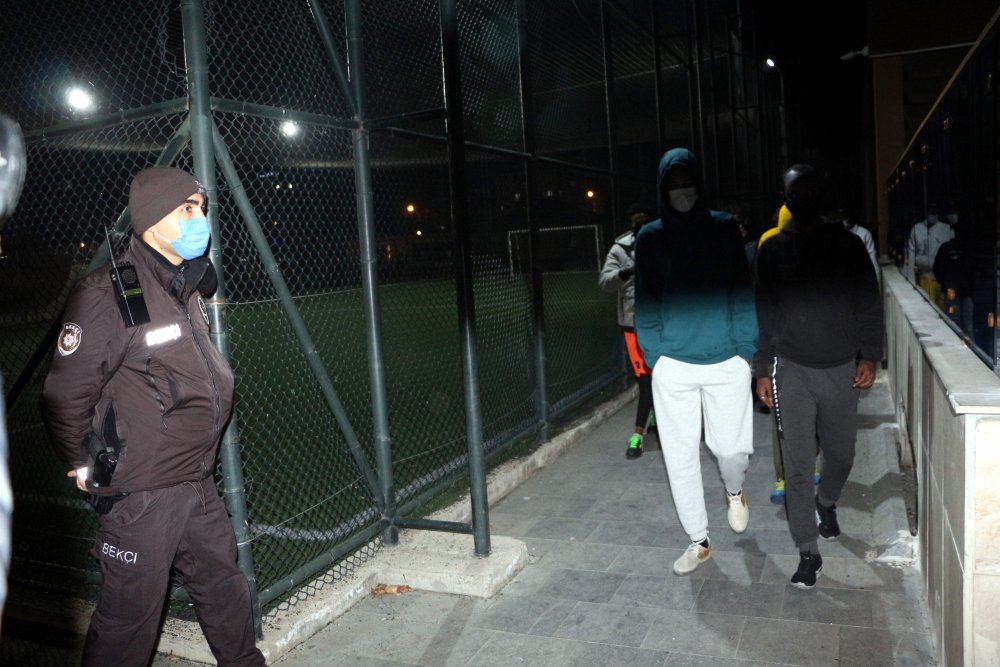 Kısıtlama saatinde maç yapan 12  öğrenci polise yakalandı