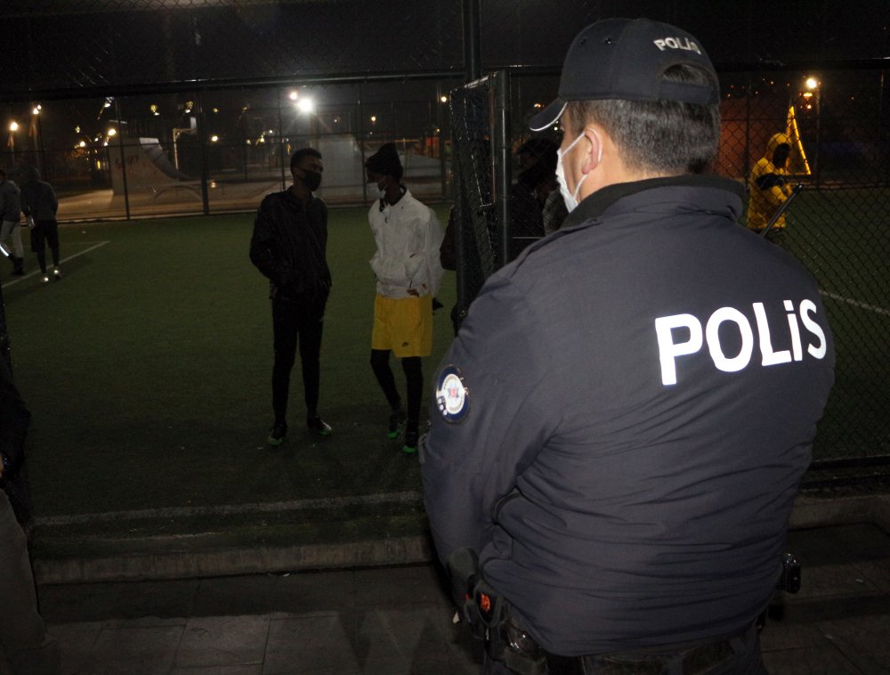 Kısıtlama saatinde maç yapan 12  öğrenci polise yakalandı