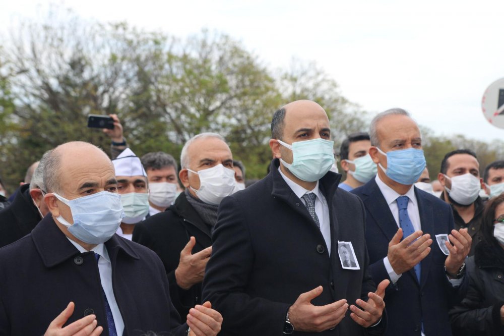 Koronavirüsten ölen doktor, gözyaşları arasında toprağa verildi