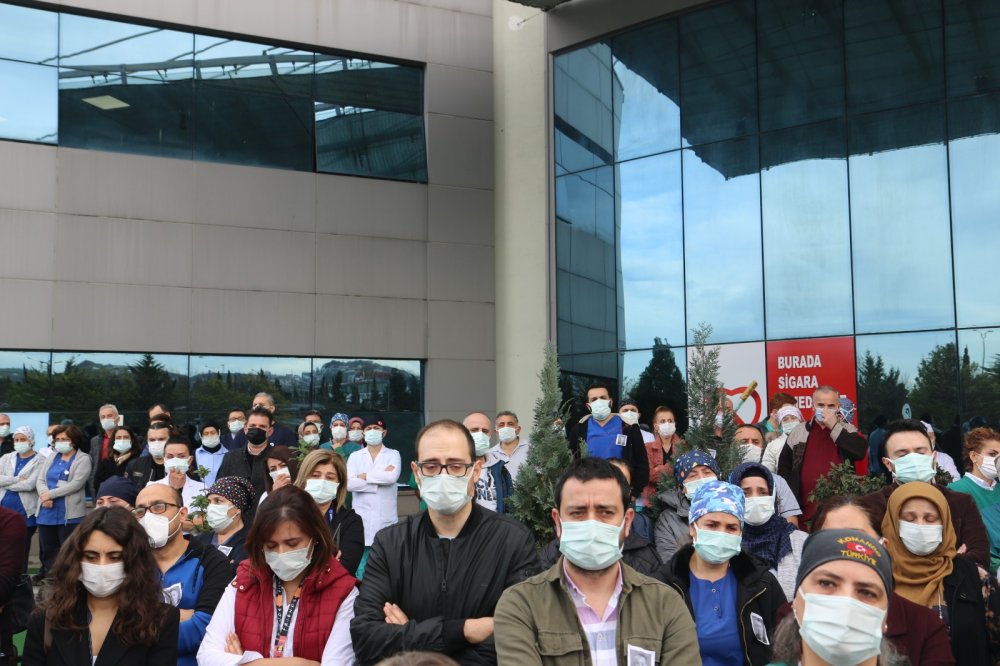 Koronavirüsten ölen doktor, gözyaşları arasında toprağa verildi