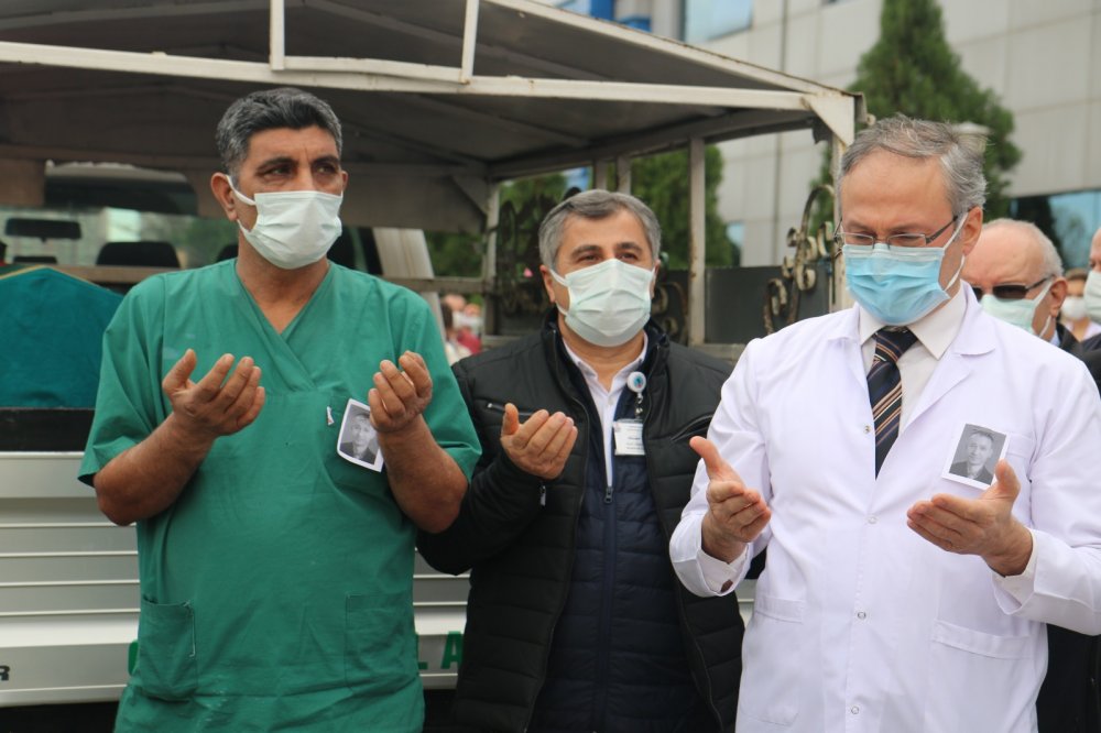 Koronavirüsten ölen doktor, gözyaşları arasında toprağa verildi