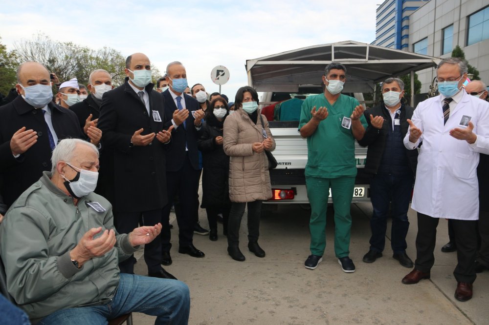 Koronavirüsten ölen doktor, gözyaşları arasında toprağa verildi