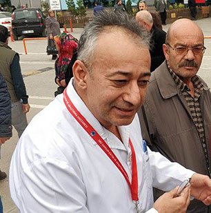 Koronavirüsten ölen doktor, gözyaşları arasında toprağa verildi