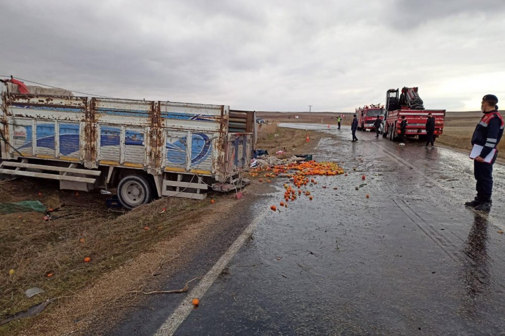 Meyve yüklü kamyon takla attı: 2 ölü, 2 yaralı