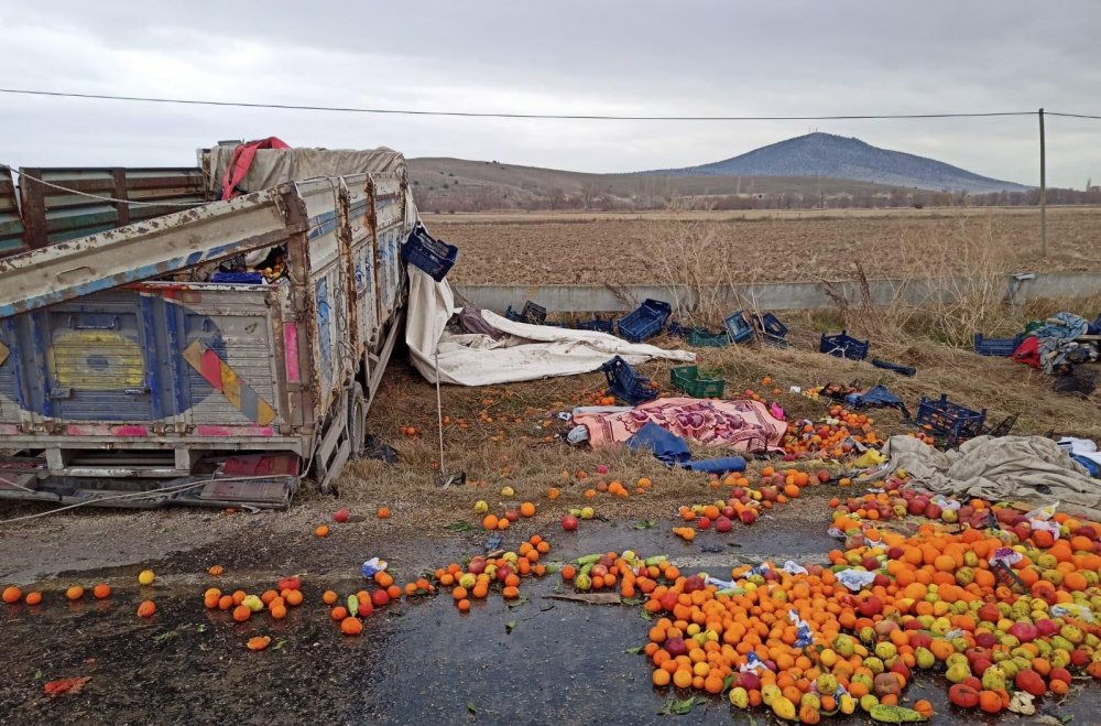 Meyve yüklü kamyon takla attı: 2 ölü, 2 yaralı