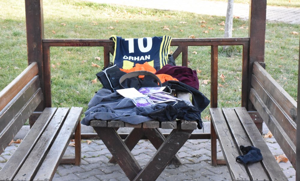 Parkta fünyeyle patlatılan çantadan eşofman ve forma çıktı