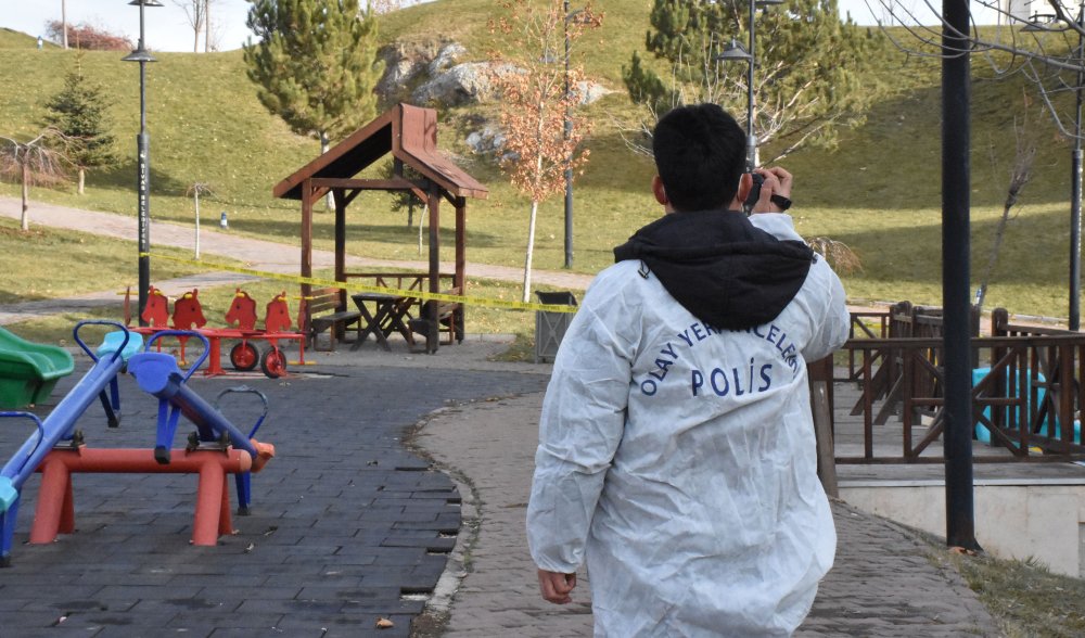 Parkta fünyeyle patlatılan çantadan eşofman ve forma çıktı