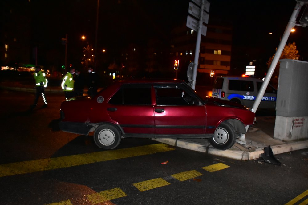 Polisin 'dur' ihtarına uymadı kaza yaptı, hırsızlıktan aranması çıktı