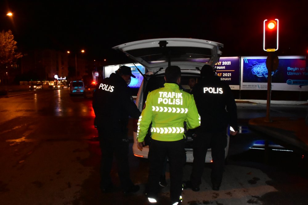 Polisin 'dur' ihtarına uymadı kaza yaptı, hırsızlıktan aranması çıktı