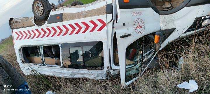 Sağlık personelini taşıyan araç şarampole devrildi: 1 ölü, 12 yaralı