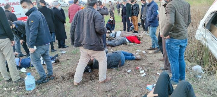 Sağlık personelini taşıyan araç şarampole devrildi: 1 ölü, 12 yaralı