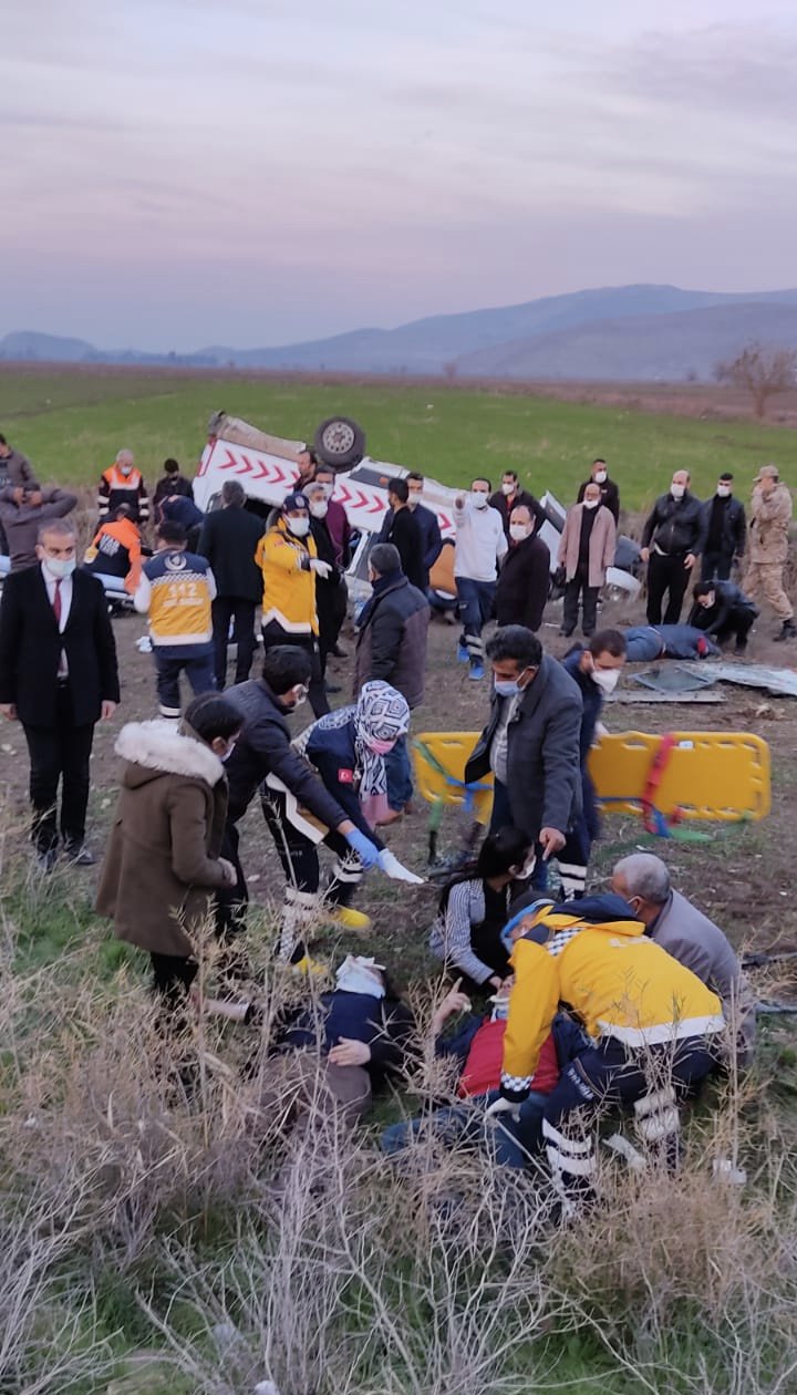 Sağlık personelini taşıyan araç şarampole devrildi: 1 ölü, 12 yaralı