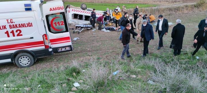 Sağlık personelini taşıyan araç şarampole devrildi: 1 ölü, 12 yaralı