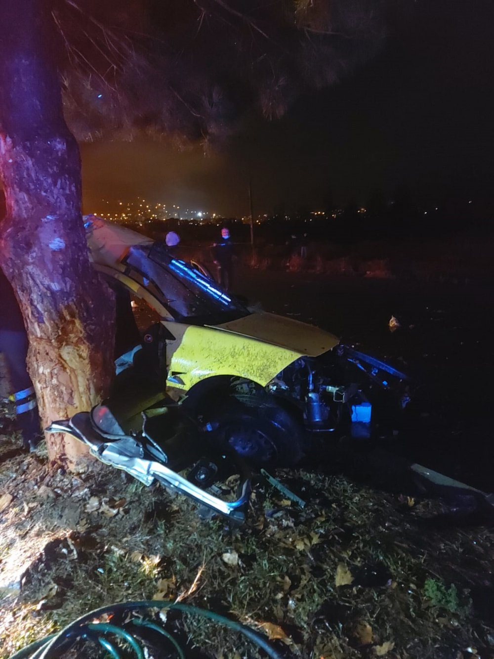 Taksi refüjdeki ağaca çarptı: 2 ölü, 1 yaralı