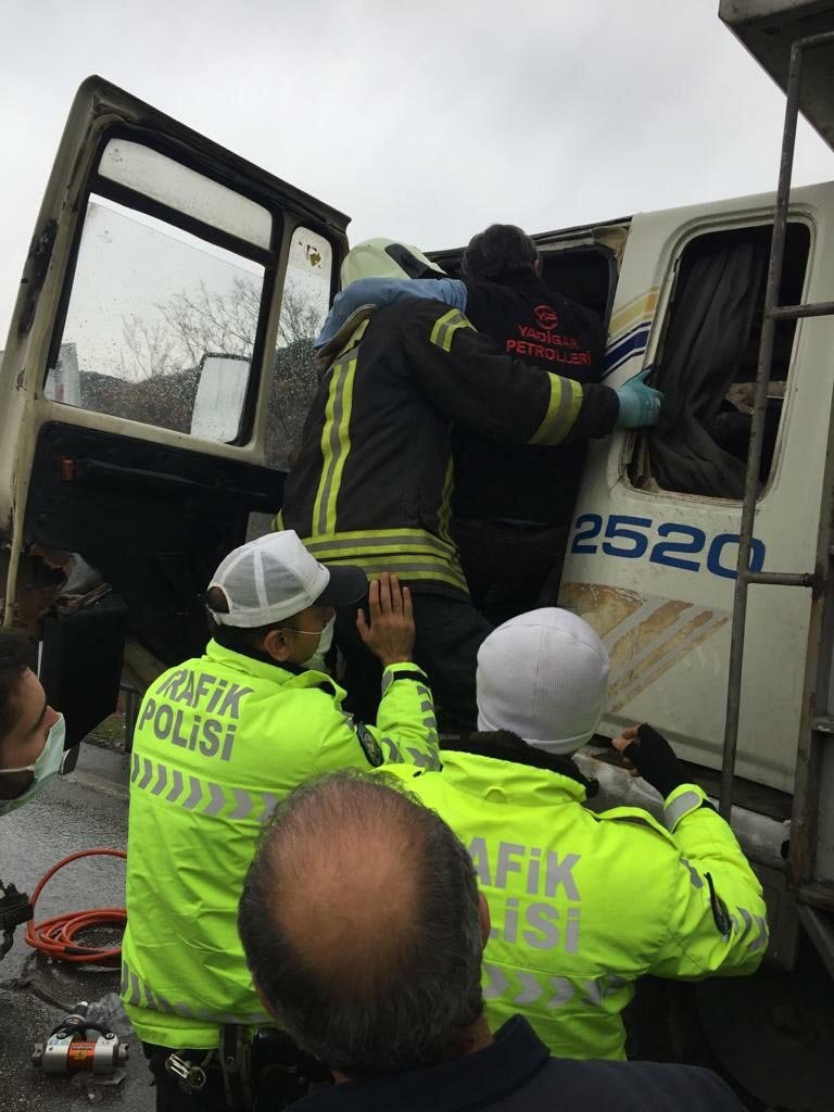 TIR'a çarpan kamyonda sıkışan sürücüyü itfaiye ekibi kurtardı