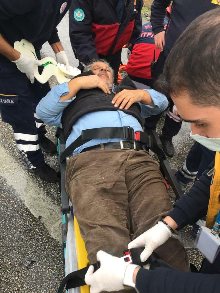 TIR'a çarpan kamyonda sıkışan sürücüyü itfaiye ekibi kurtardı