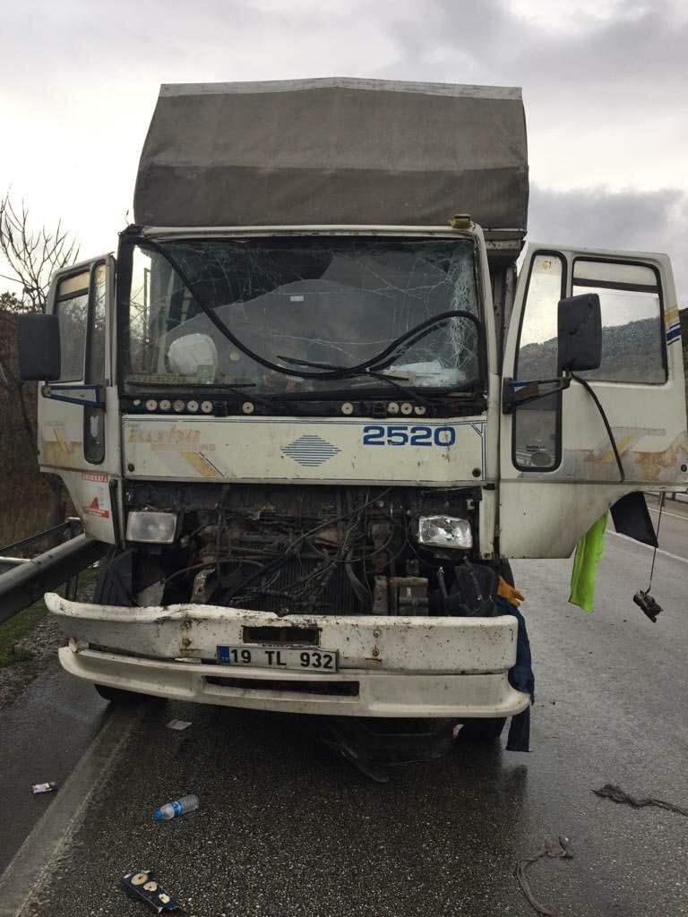 TIR'a çarpan kamyonda sıkışan sürücüyü itfaiye ekibi kurtardı