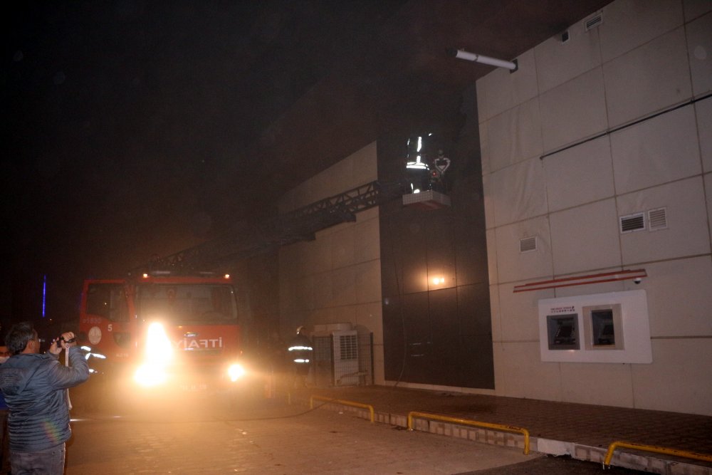 Tokat'ta baca yangını bankaya sıçradı
