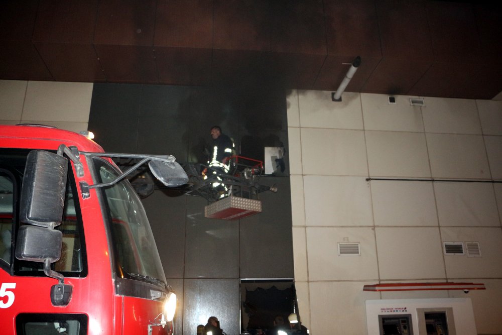 Tokat'ta baca yangını bankaya sıçradı
