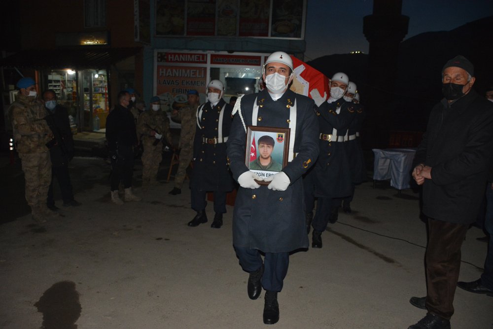 Yüksekova'daki kazada ölen genç, Şemdinli'de askeri törenle toprağa verildi