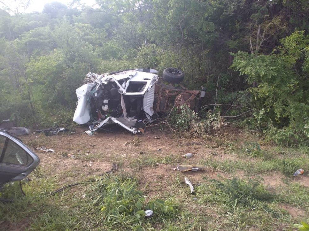 Zimbabve'de iki aracın karıştığı trafik kazasında 17 kişi hayatını kaybetti, 7 kişi de yaralandı.