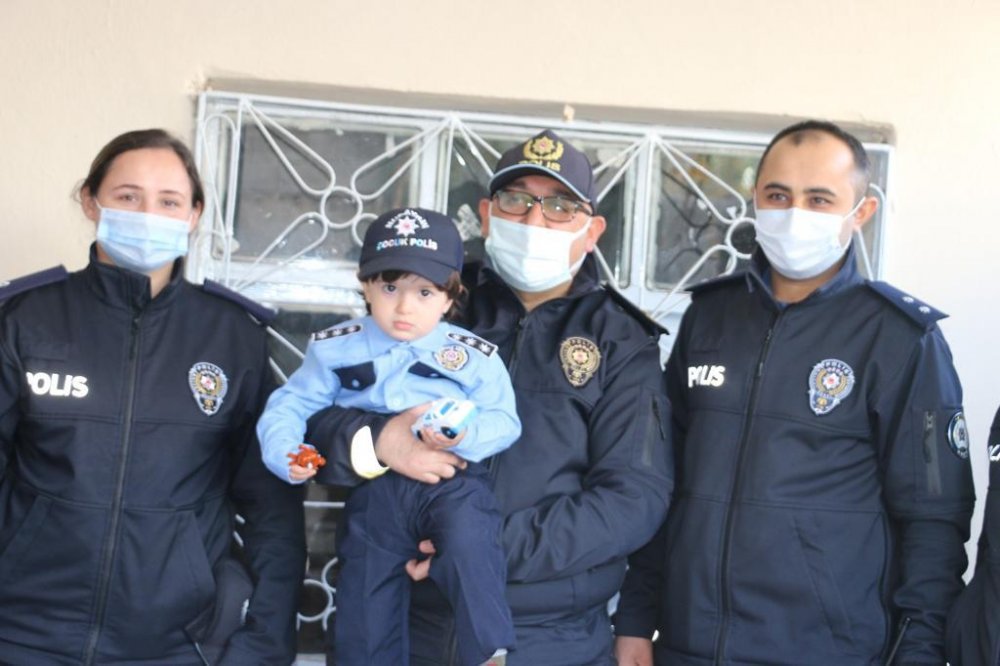 3 yaşındaki Mert'in polis üniforması hayali gerçek oldu