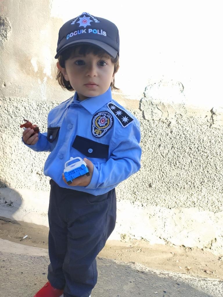 3 yaşındaki Mert'in polis üniforması hayali gerçek oldu