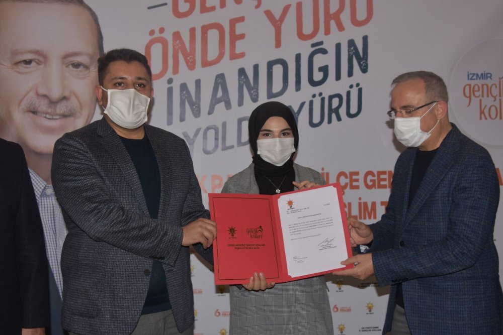 AK Parti İzmir İl teşkilatında, göreve başlayan gençlik kolları başkanlarına mazbataları verildi