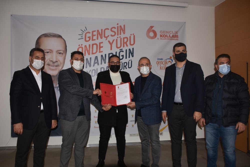 AK Parti İzmir İl teşkilatında, göreve başlayan gençlik kolları başkanlarına mazbataları verildi