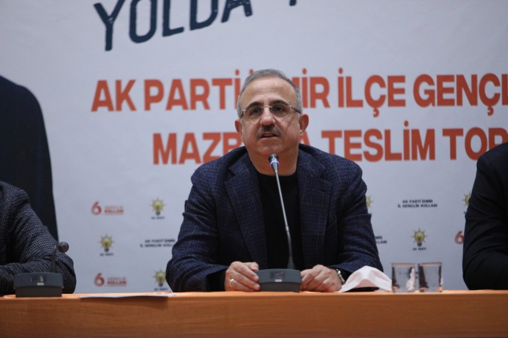 AK Parti İzmir İl teşkilatında, göreve başlayan gençlik kolları başkanlarına mazbataları verildi