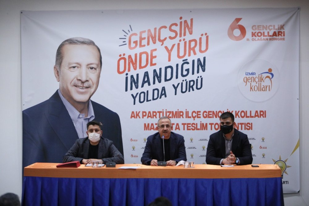 AK Parti İzmir İl teşkilatında, göreve başlayan gençlik kolları başkanlarına mazbataları verildi