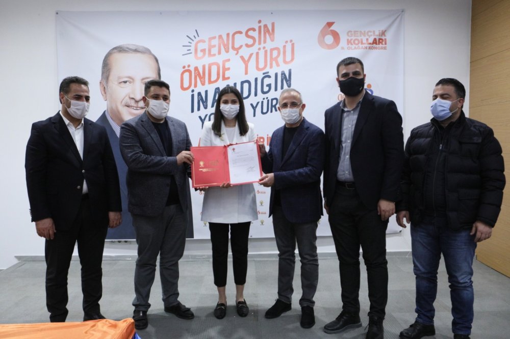 AK Parti İzmir İl teşkilatında, göreve başlayan gençlik kolları başkanlarına mazbataları verildi
