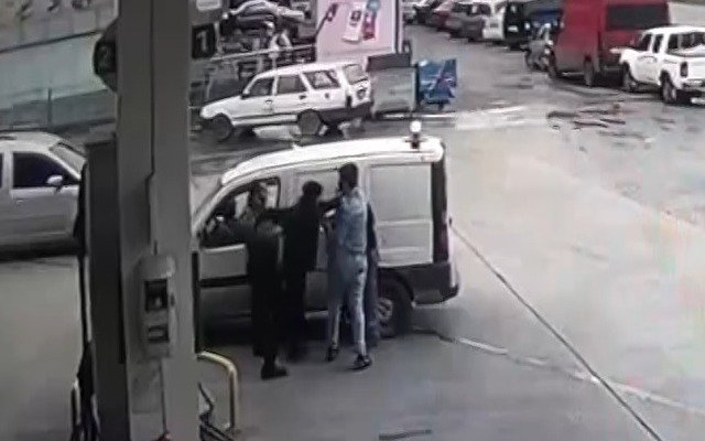 Akaryakıt istasyonunda sürücüye saldırı anı güvenlik kamerasında