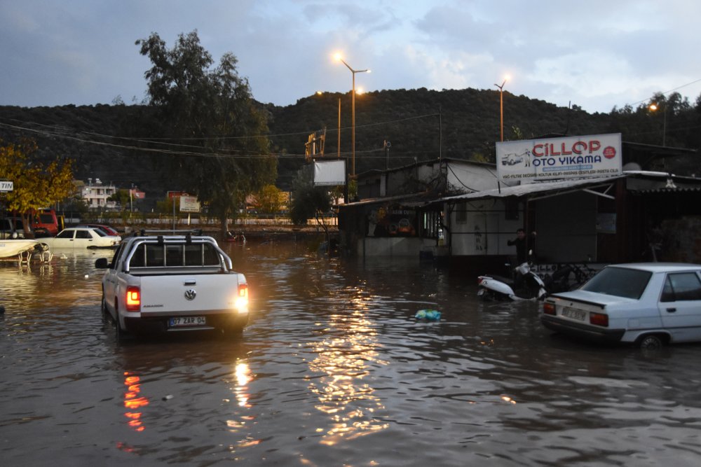 Antalya'yı sağanak vurdu