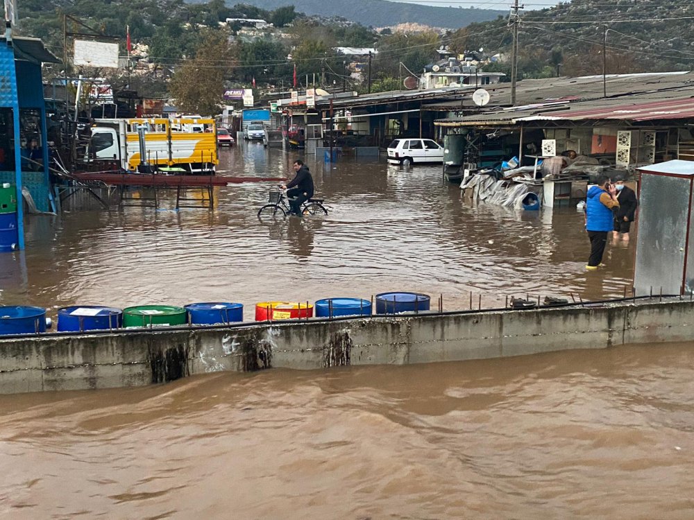 Antalya'yı sağanak vurdu