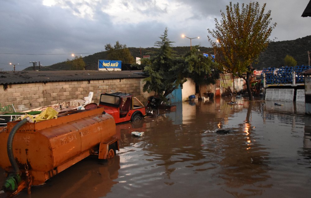 Antalya'yı sağanak vurdu